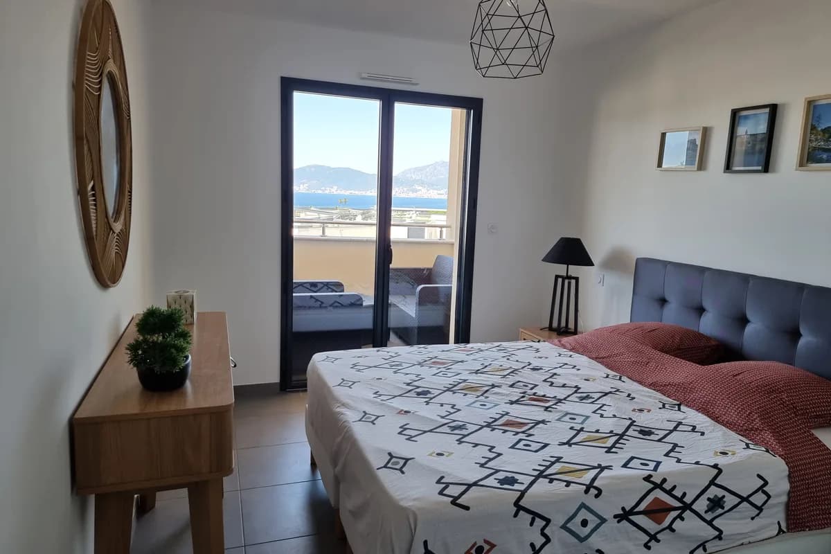 Chambre avec lit queen size et linge de qualité