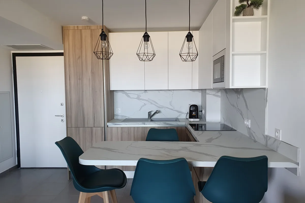 Cuisine entièrement équipée avec plan de travail moderne