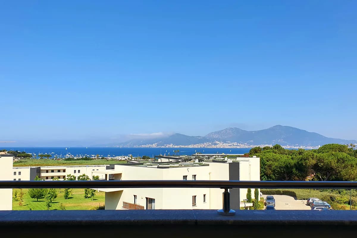 Terrasse de 22m² avec mobilier de jardin et vue mer en journée