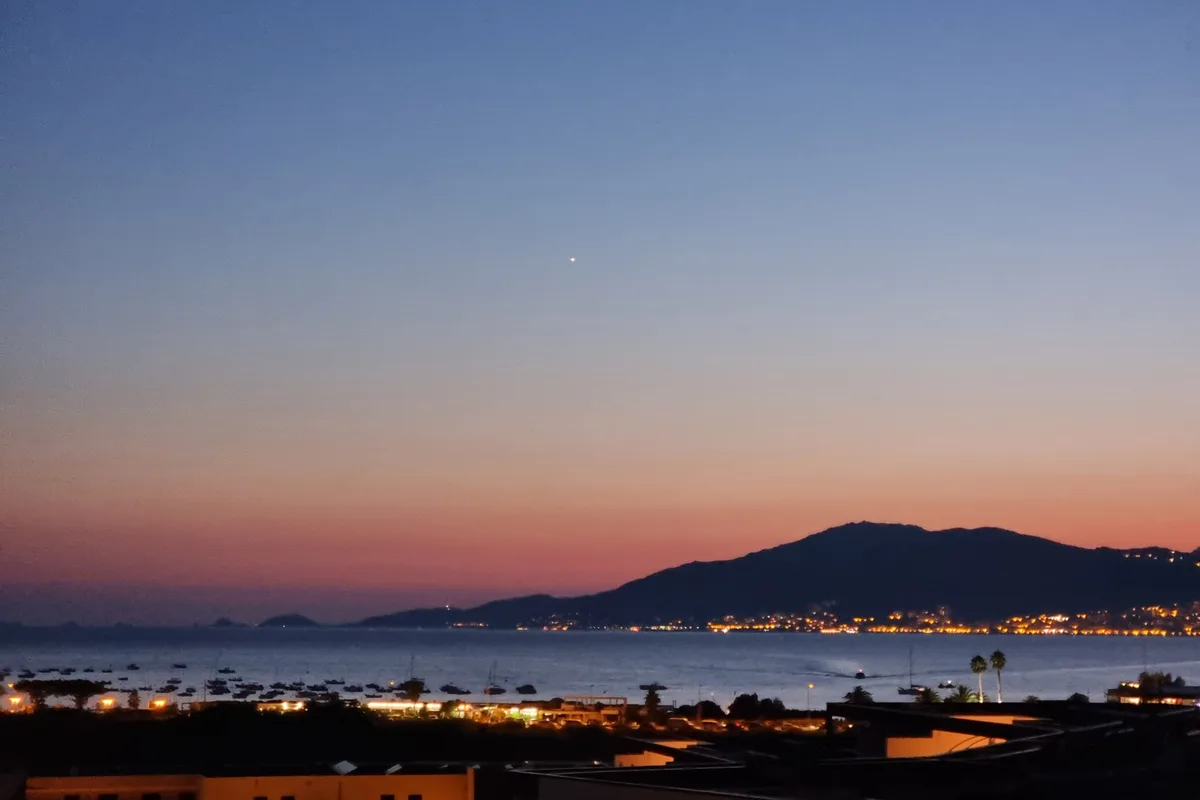 Terrasse avec vue panoramique sur le golfe d'Ajaccio au coucher du soleil